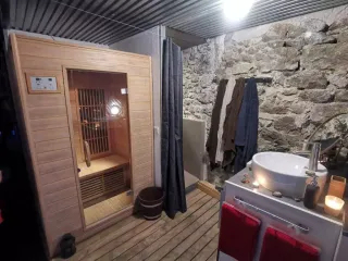 sauna et salle de bain dans gîte de charme à Grenoble